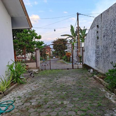 Indo Homestay Malang Ngoại thất bức ảnh