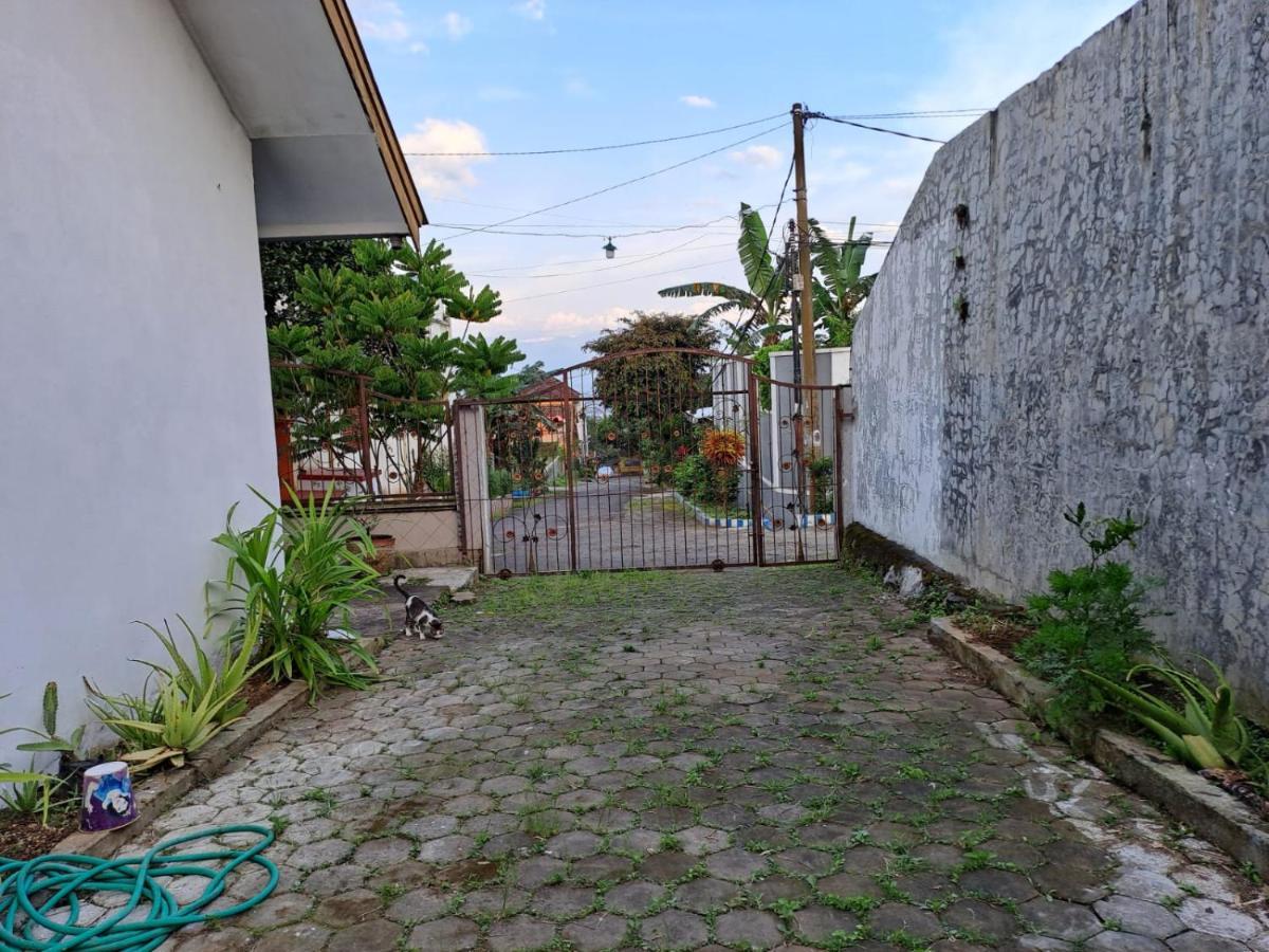 Indo Homestay Malang Ngoại thất bức ảnh